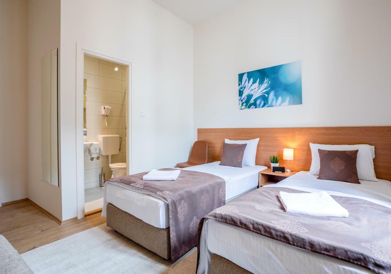Booking En Suite Belgrado Buitenkant foto
