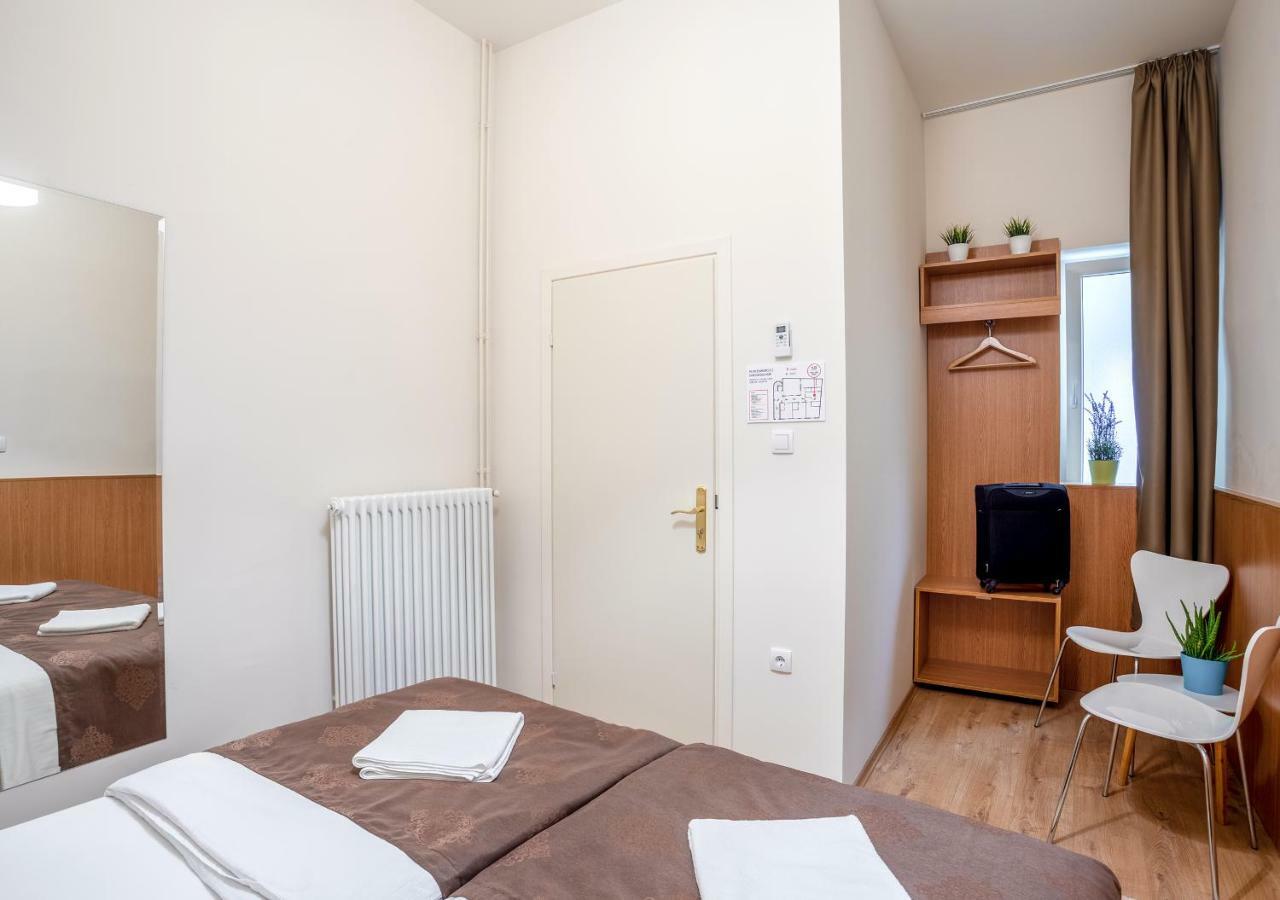 Booking En Suite Belgrado Buitenkant foto